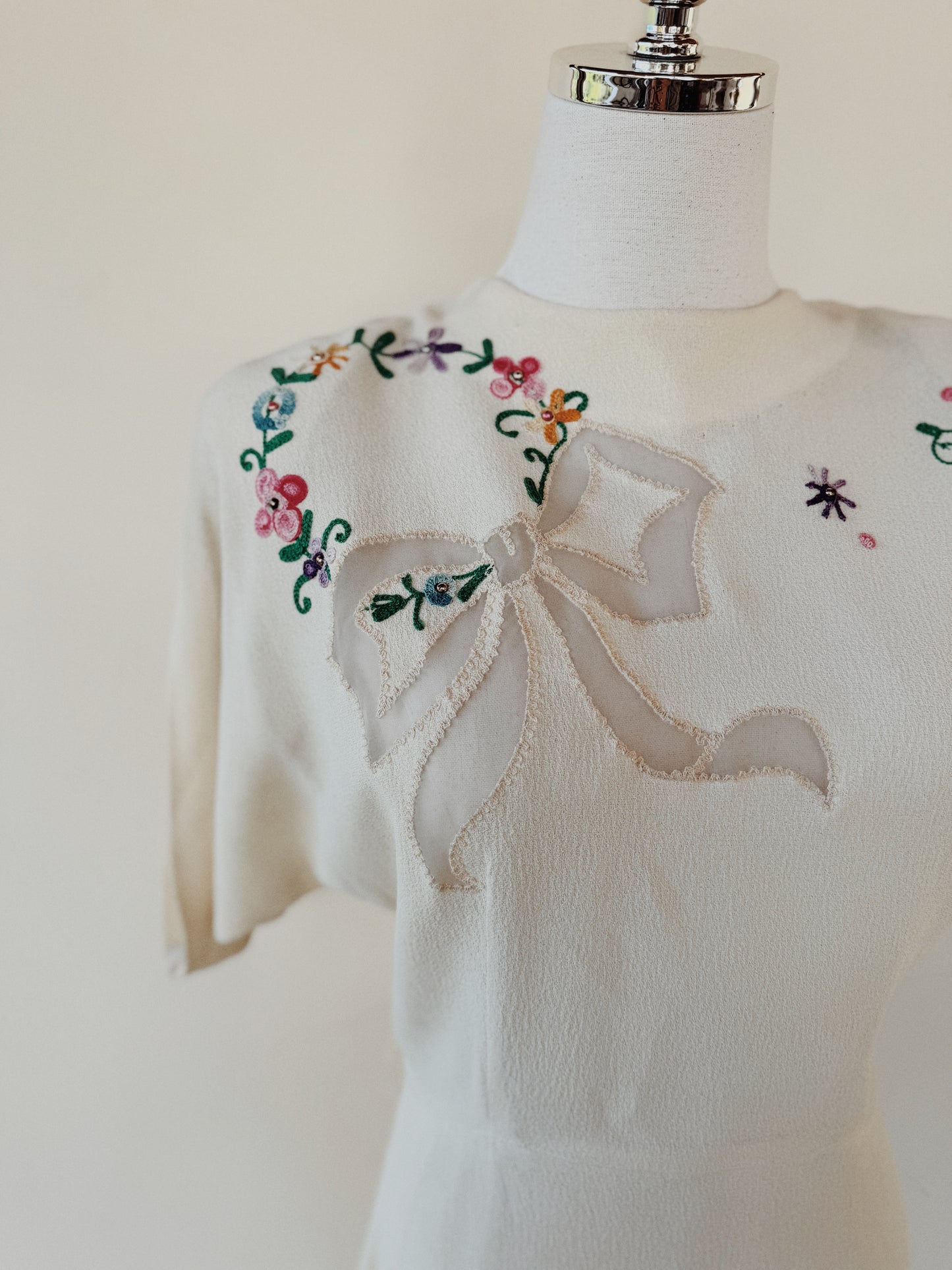 1940s Ivory Bow Blouse w/ Floral Embroidery- M/L