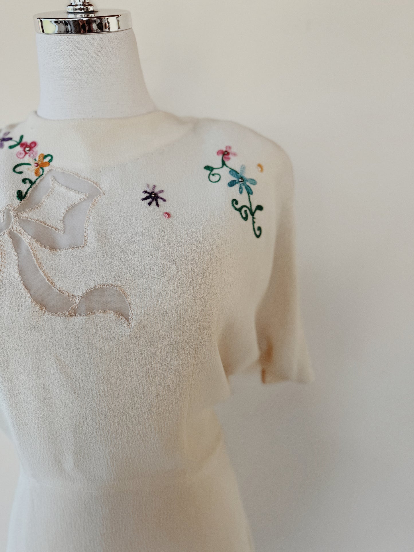 1940s Ivory Bow Blouse w/ Floral Embroidery- M/L