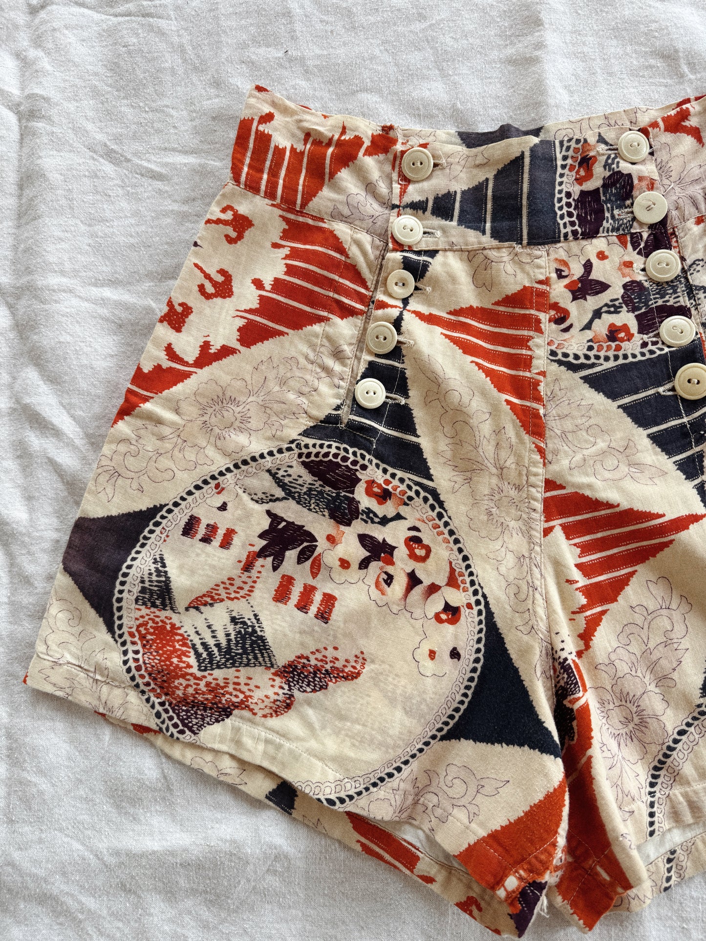 1930s/40s Rare Hawaiian Graphic Fall Front Shorts- 26/27” Waist