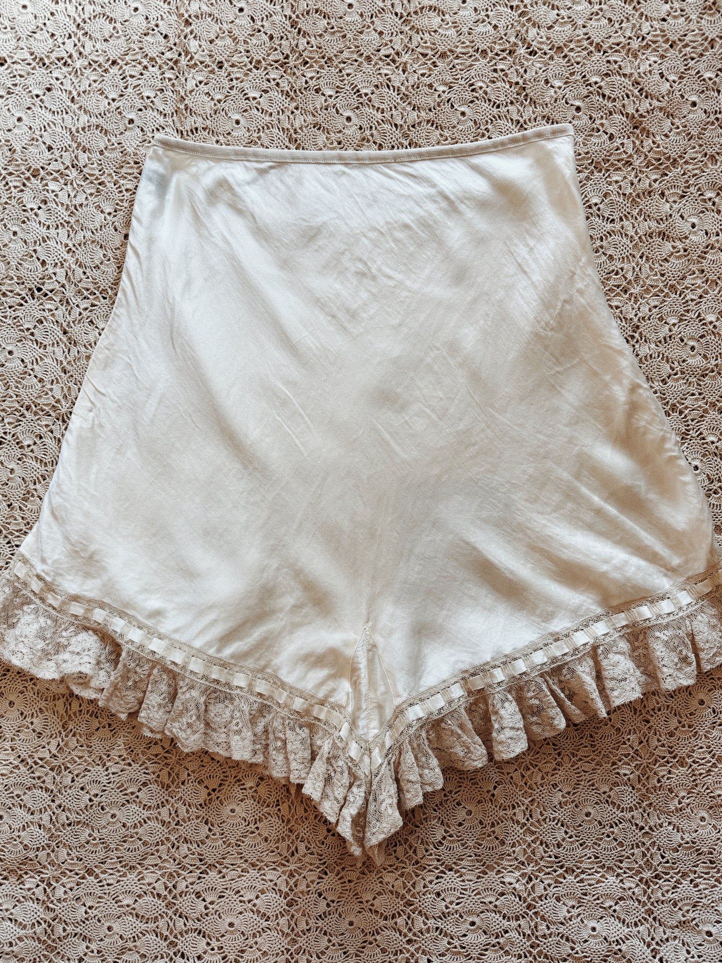 1930s/40s Ivory Silk Tap Shorts w/ Ruffle Lace Trim + Bows- M