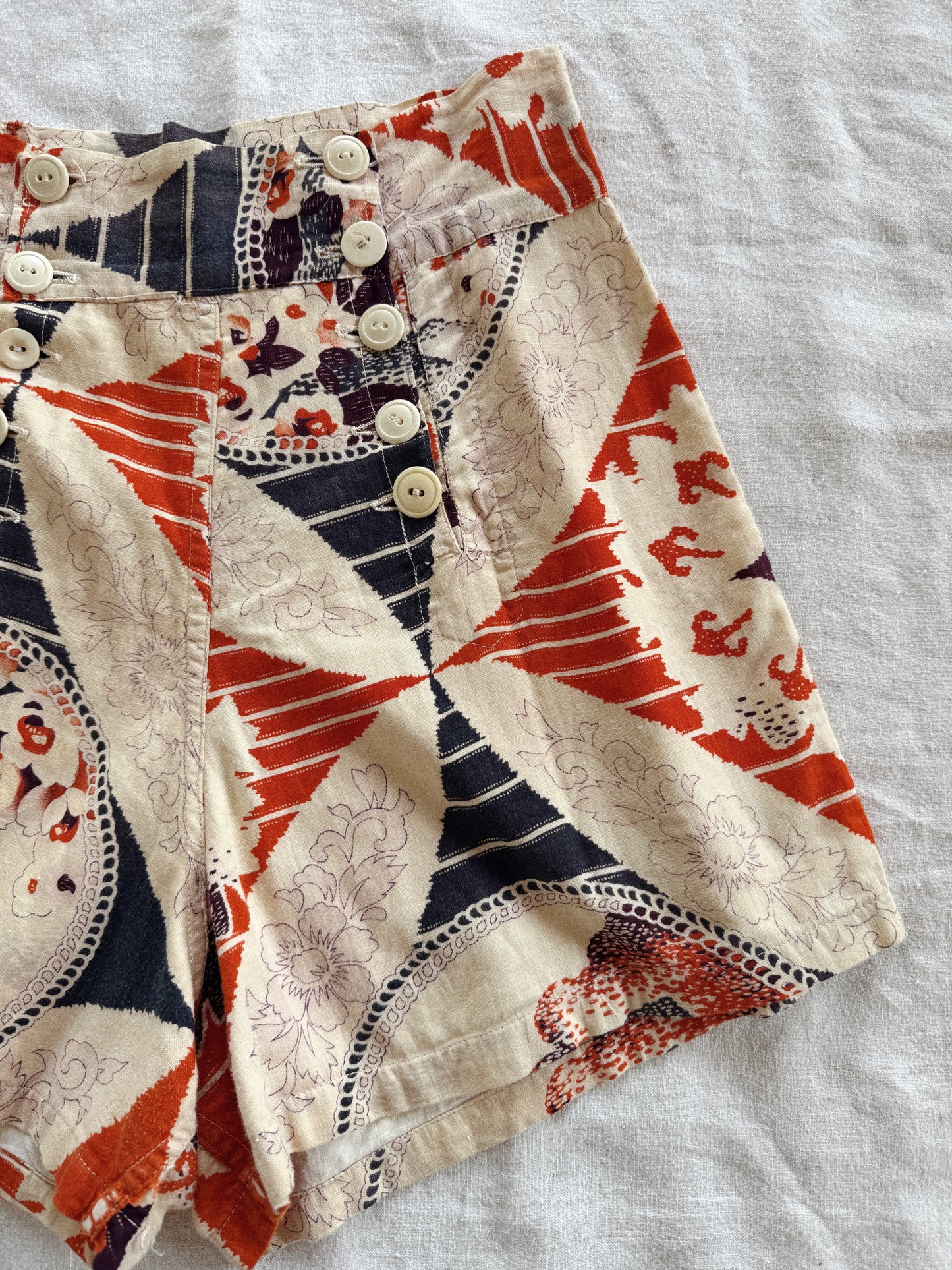 1930s/40s Rare Hawaiian Graphic Fall Front Shorts- 26/27” Waist