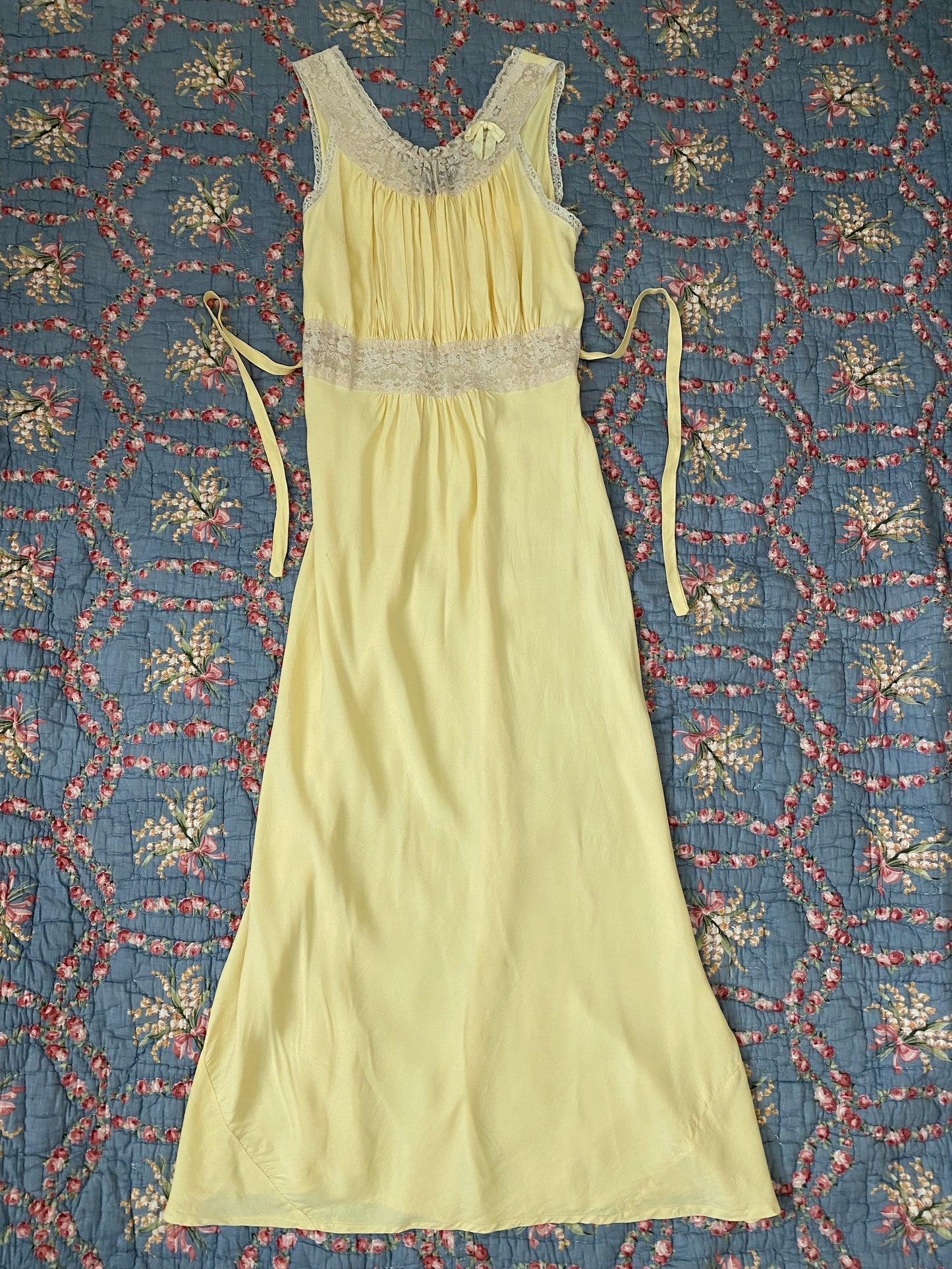 1940s Pale Yellow Rayon Bias Cut Slip w/ Lace + Bow- S/M