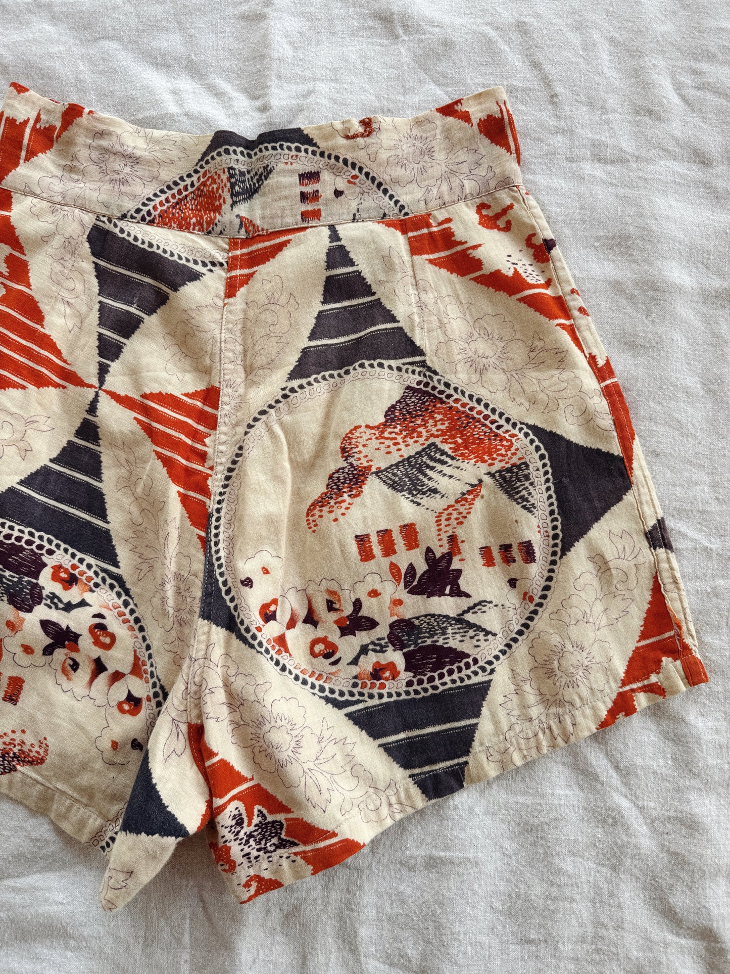 1930s/40s Rare Hawaiian Graphic Fall Front Shorts- 26/27” Waist