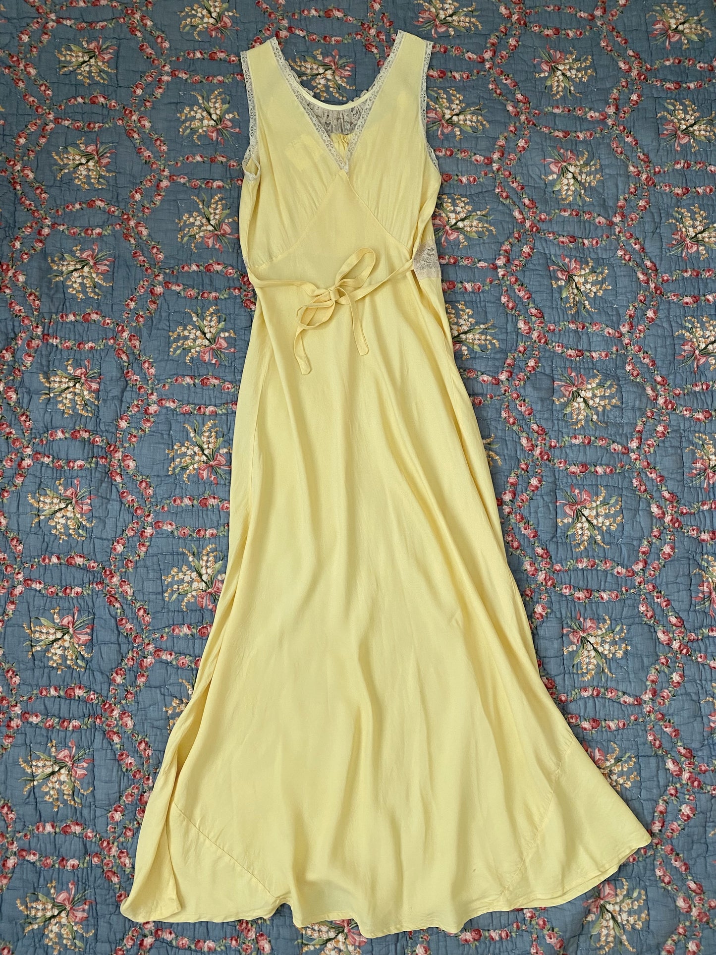 1940s Pale Yellow Rayon Bias Cut Slip w/ Lace + Bow- S/M
