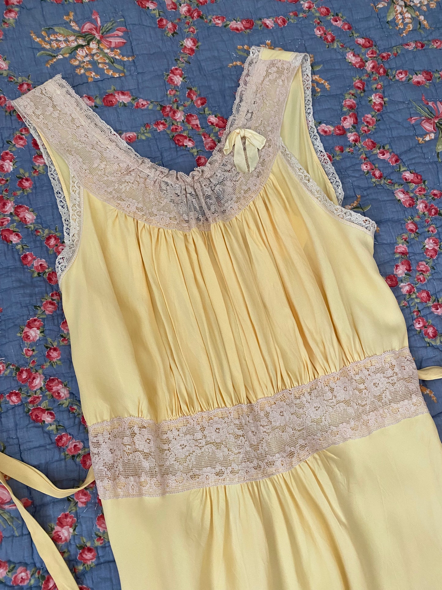 1940s Pale Yellow Rayon Bias Cut Slip w/ Lace + Bow- S/M