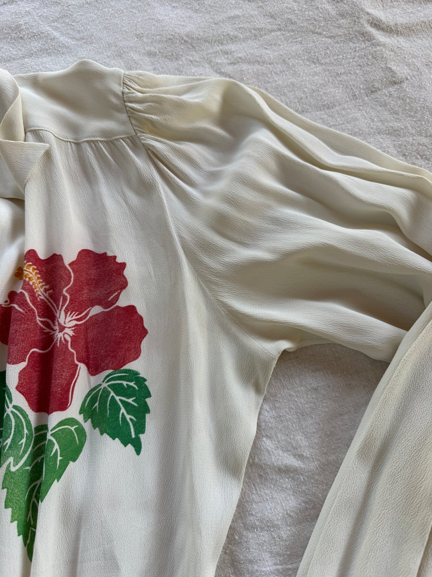 1940s Hawaiian Cropped Ivory Hibiscus Blouse- S