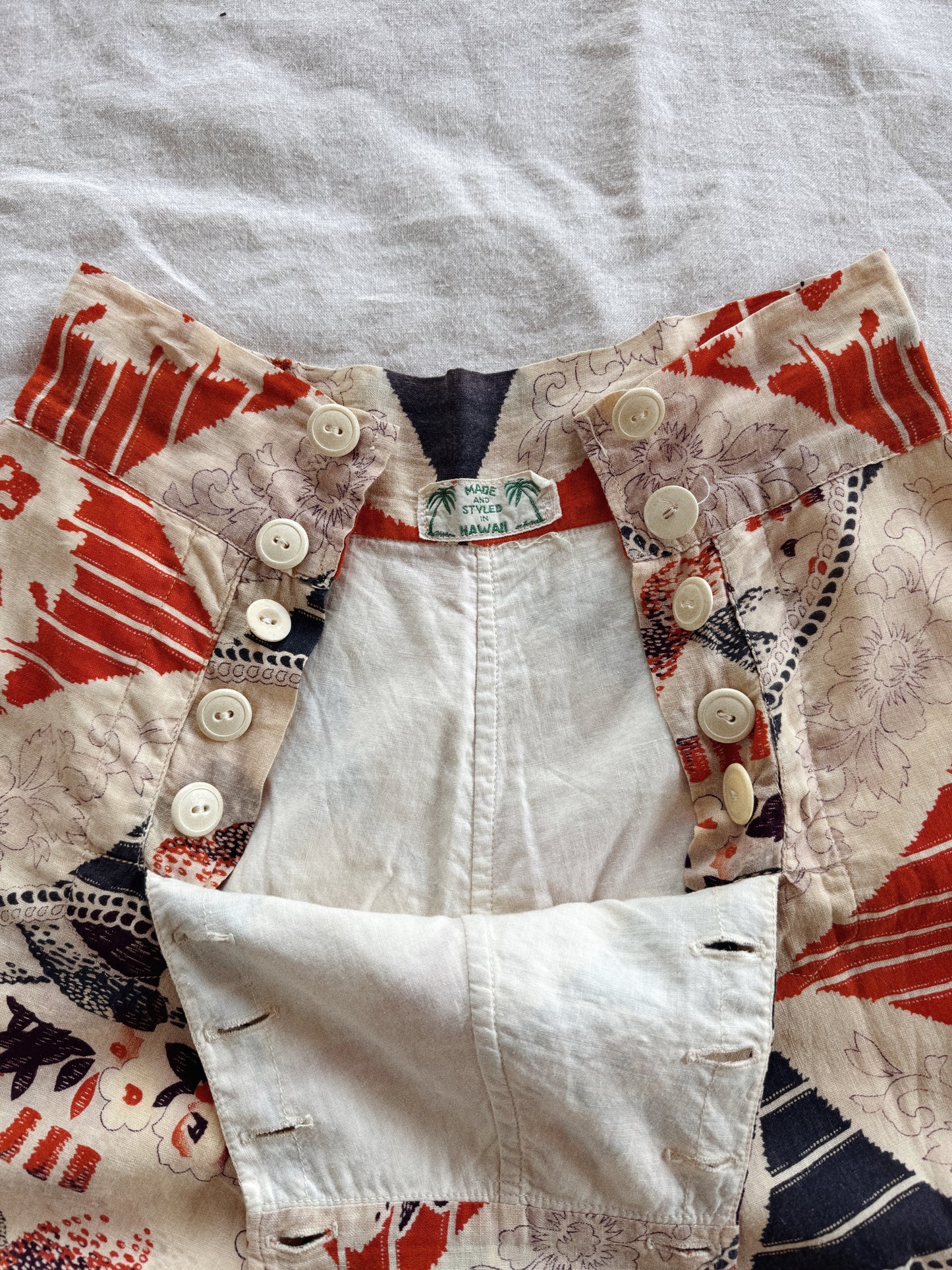 1930s/40s Rare Hawaiian Graphic Fall Front Shorts- 26/27” Waist