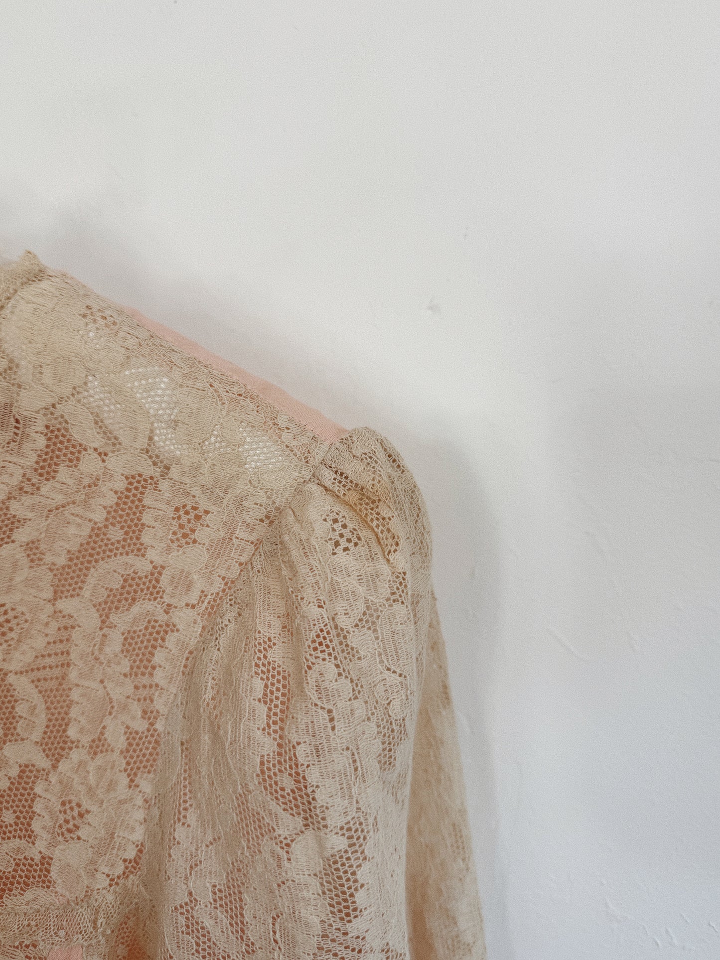 1930s Lace + Bubblegum Crepe Bed Jacket- S-M
