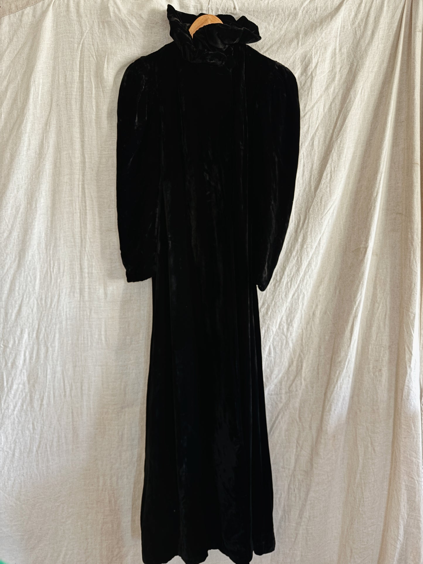 1940s Black Velveteen Opera Coat w/ Elizabethan Collar- S/M