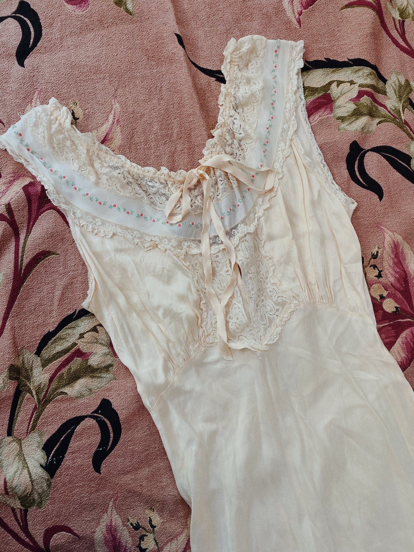 1940s Silk Rayon Satin Bias Cut Slip w/ Lace + Floral Details- S/M