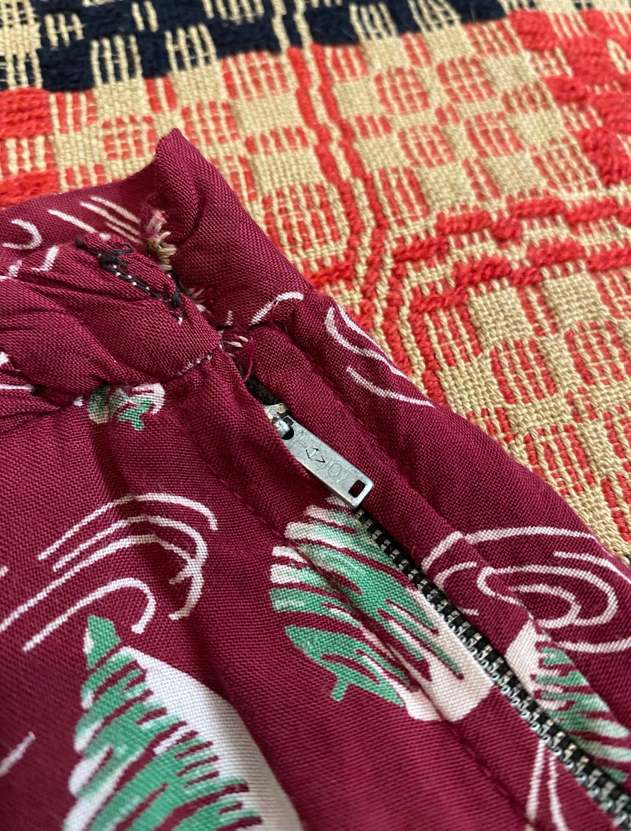 1940s Novelty Print Twirling Top Rayon Skirt- XS/S
