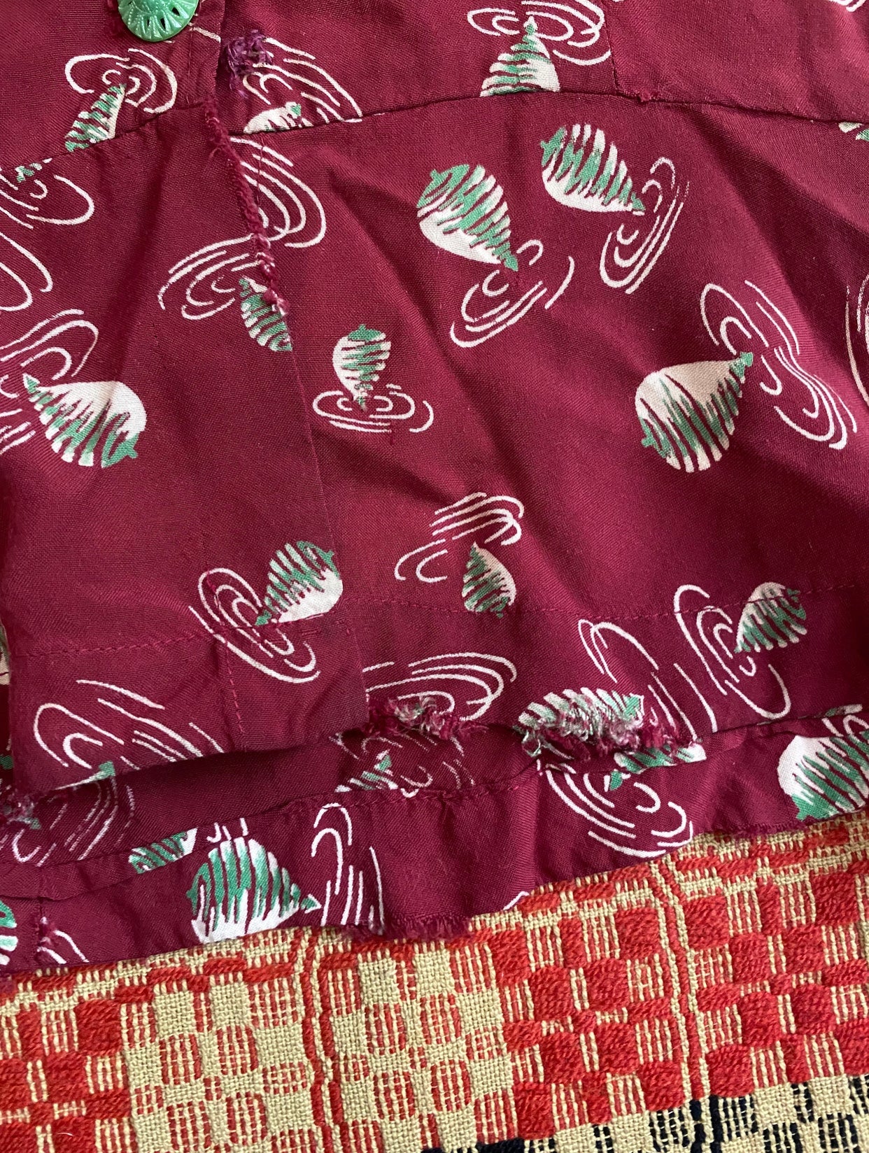 1940s Novelty Print Twirling Top Rayon Blouse- S/M