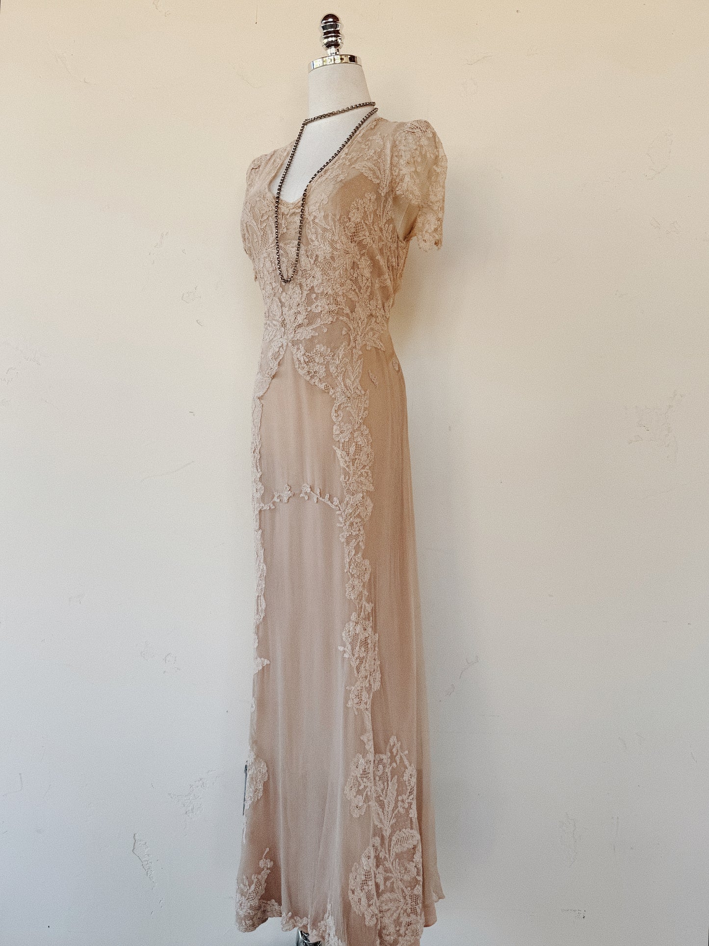 1930s Champagne Crinkle Silk Chiffon Dress w/ Lace Appliqué- S/M