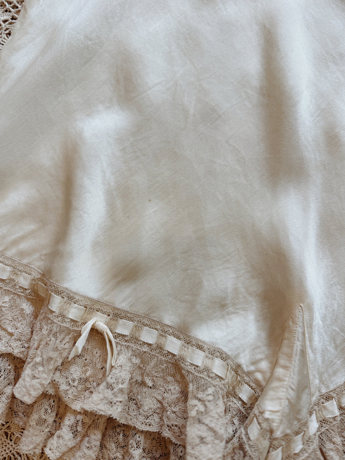 1930s/40s Ivory Silk Tap Shorts w/ Ruffle Lace Trim + Bows- M