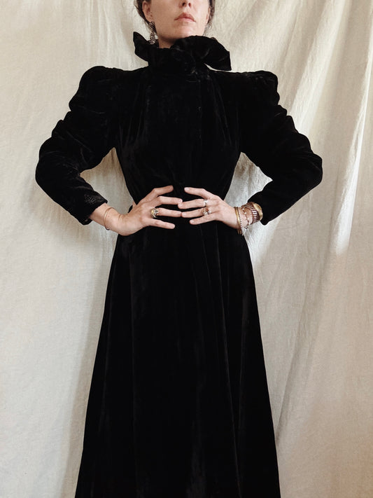 1940s Black Velveteen Opera Coat w/ Elizabethan Collar- S/M