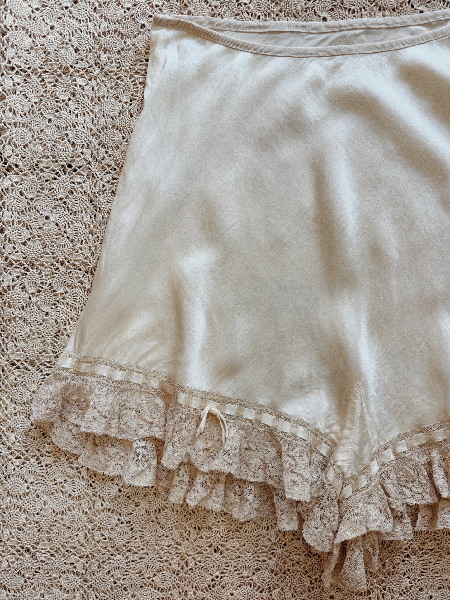 1930s/40s Ivory Silk Tap Shorts w/ Ruffle Lace Trim + Bows- M