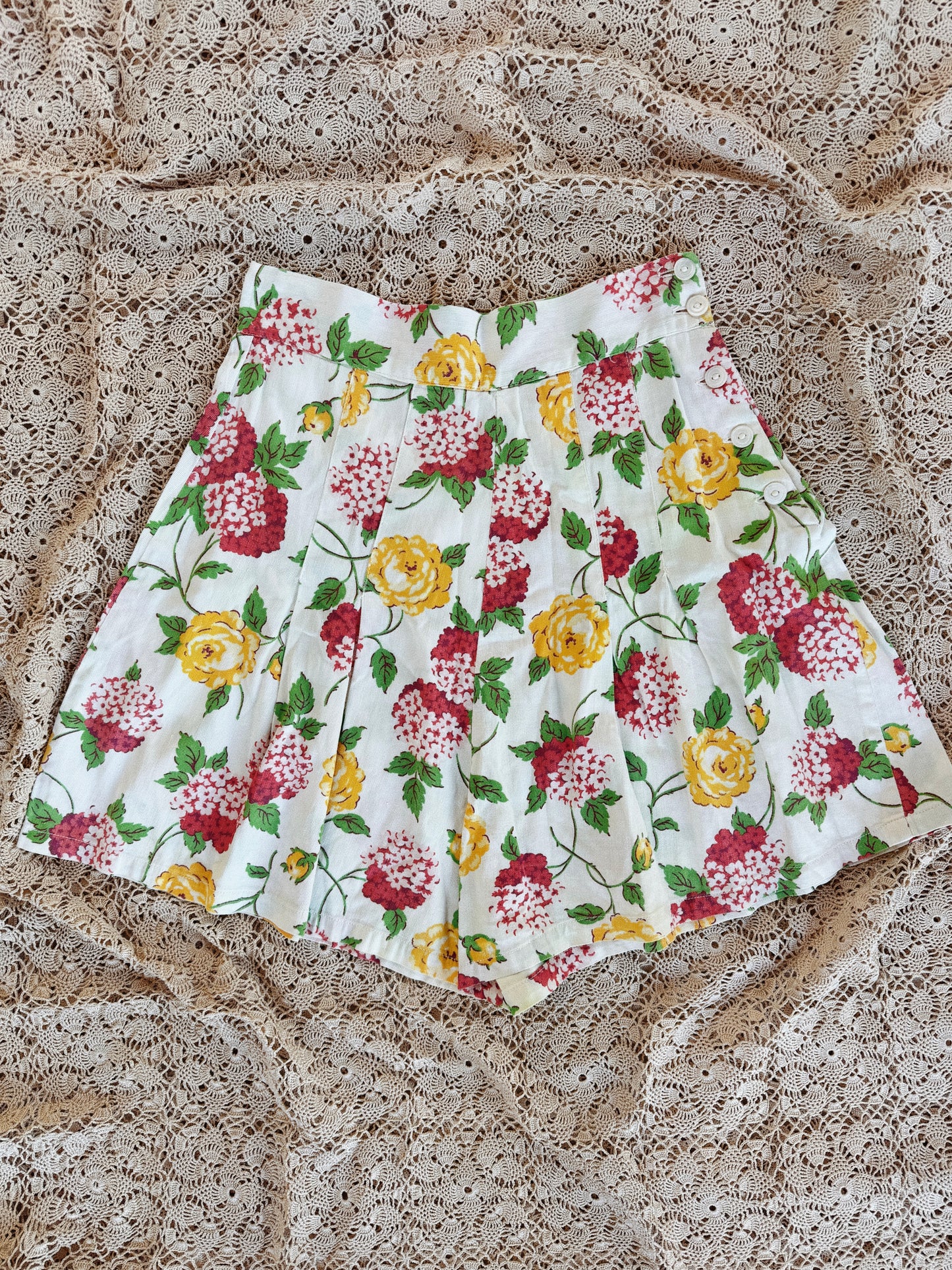 1930s White Hydrangea + Rose Piqué Side Button Shorts- S