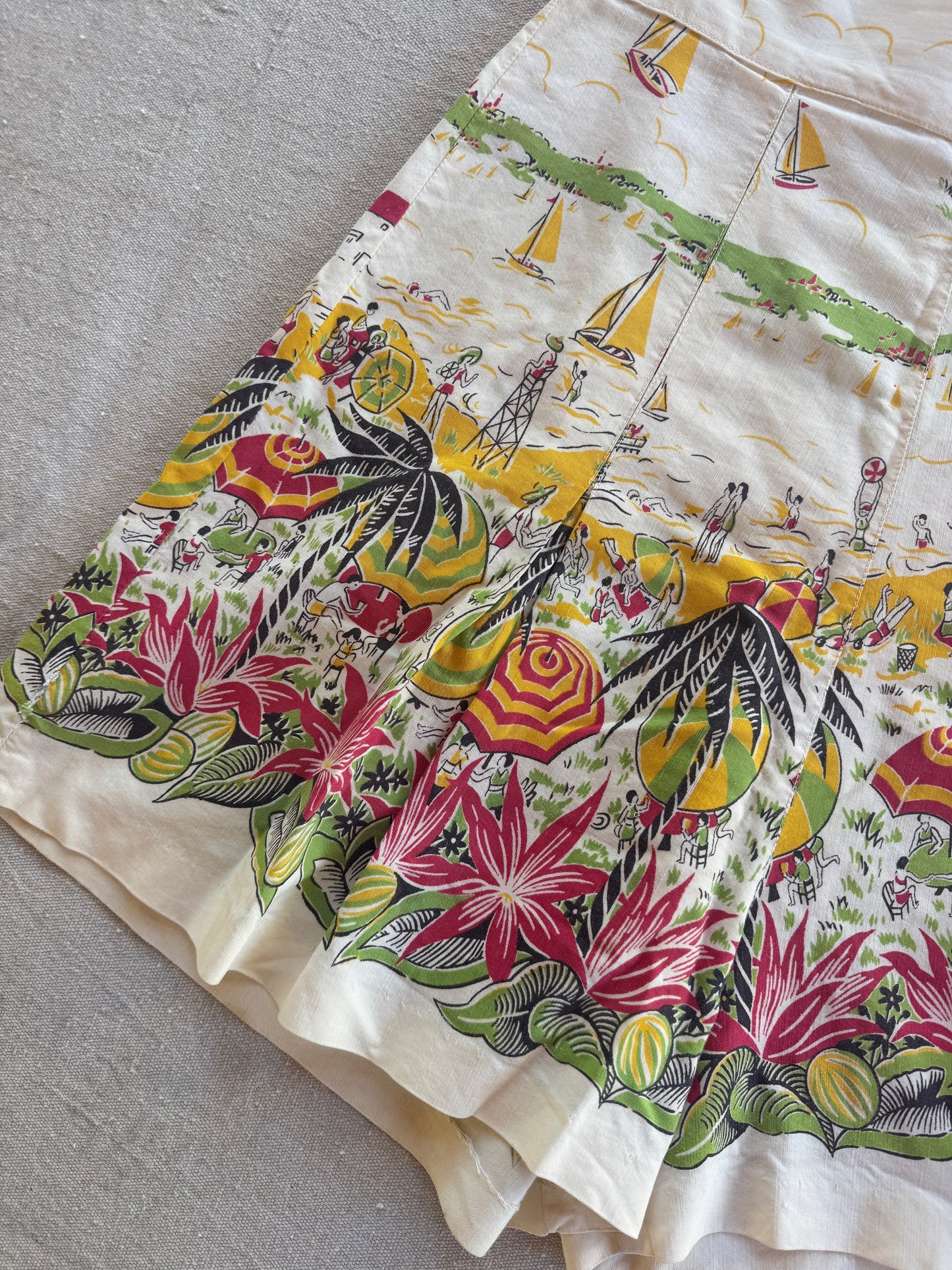 1930s Novelty Beachside Print Green Celluloid Side Button Shorts- M