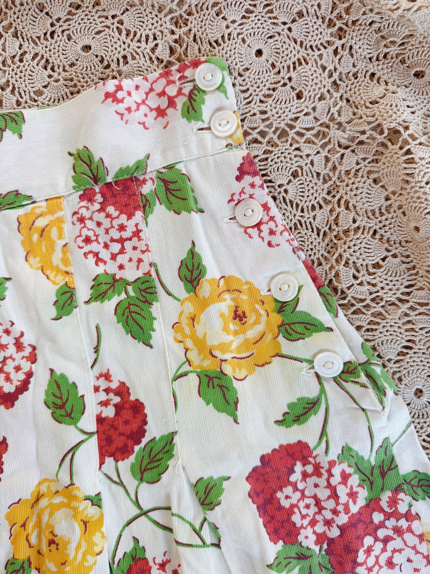 1930s White Hydrangea + Rose Piqué Side Button Shorts- S