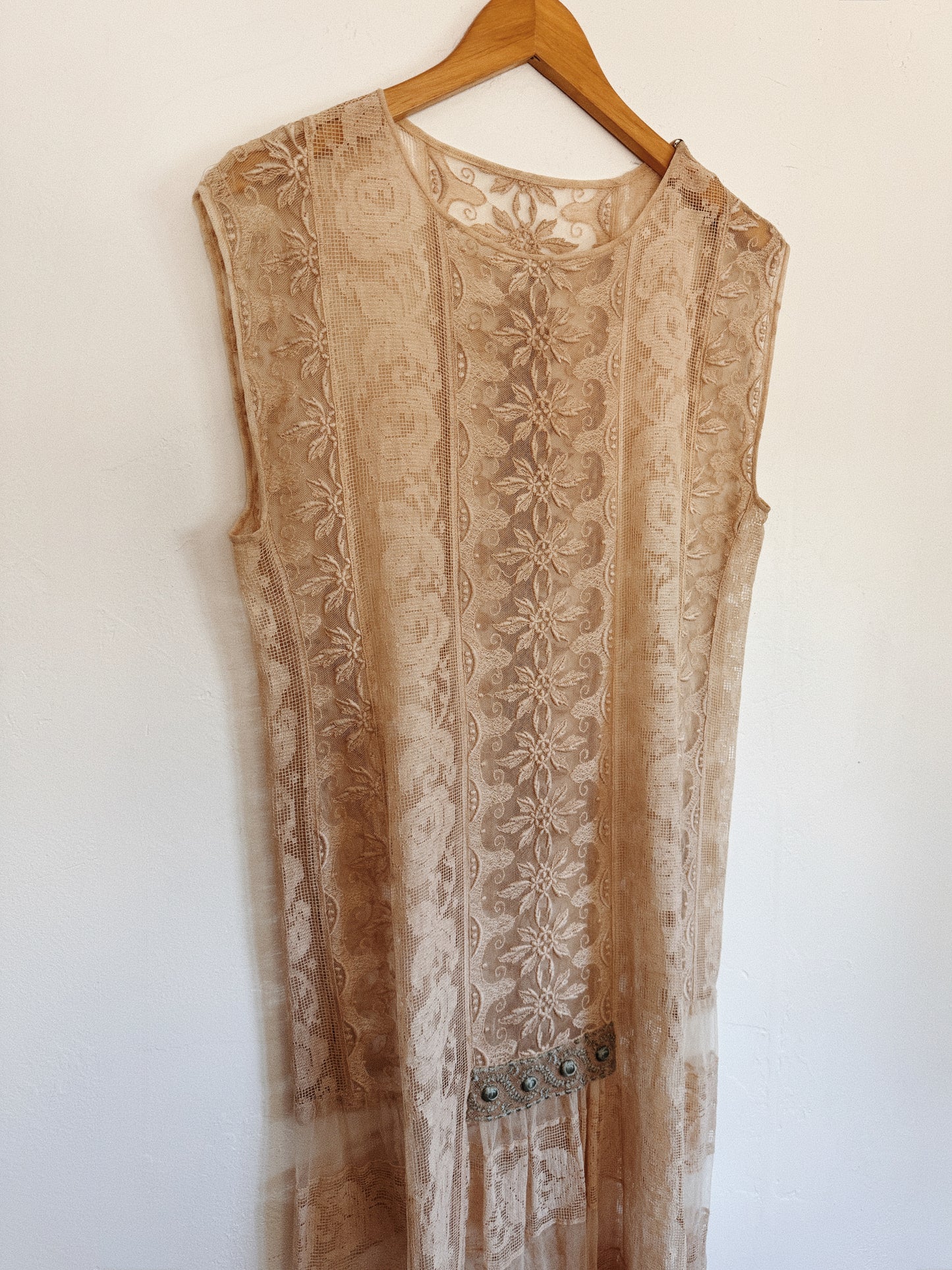 1920s Ecru Filet Lace Shift Dress w/ Aquamarine Appliqué- M