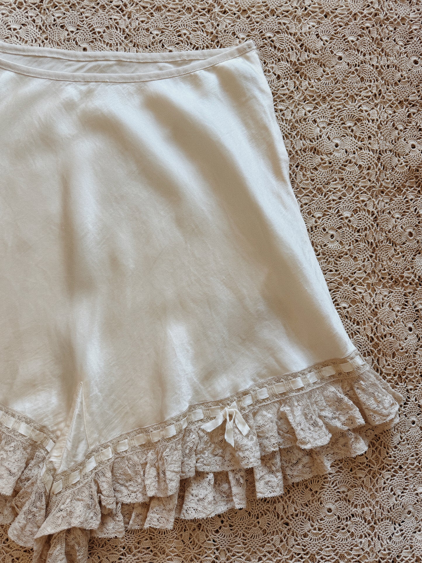 1930s/40s Ivory Silk Tap Shorts w/ Ruffle Lace Trim + Bows- M
