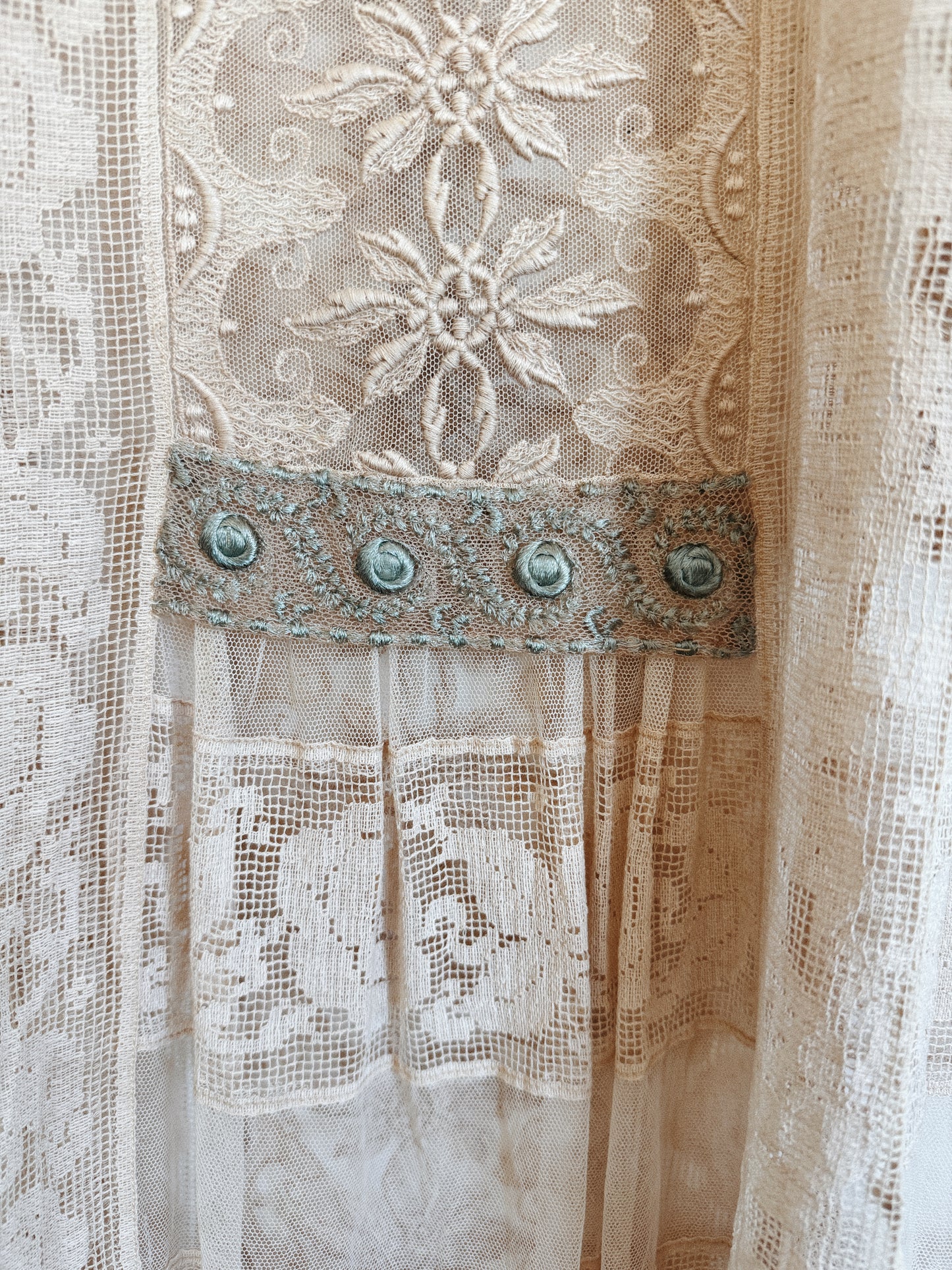 1920s Ecru Filet Lace Shift Dress w/ Aquamarine Appliqué- M