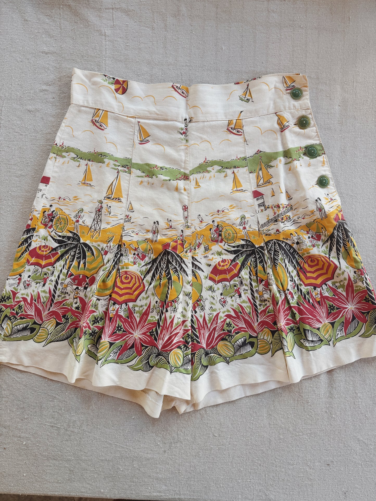 1930s Novelty Beachside Print Green Celluloid Side Button Shorts- M