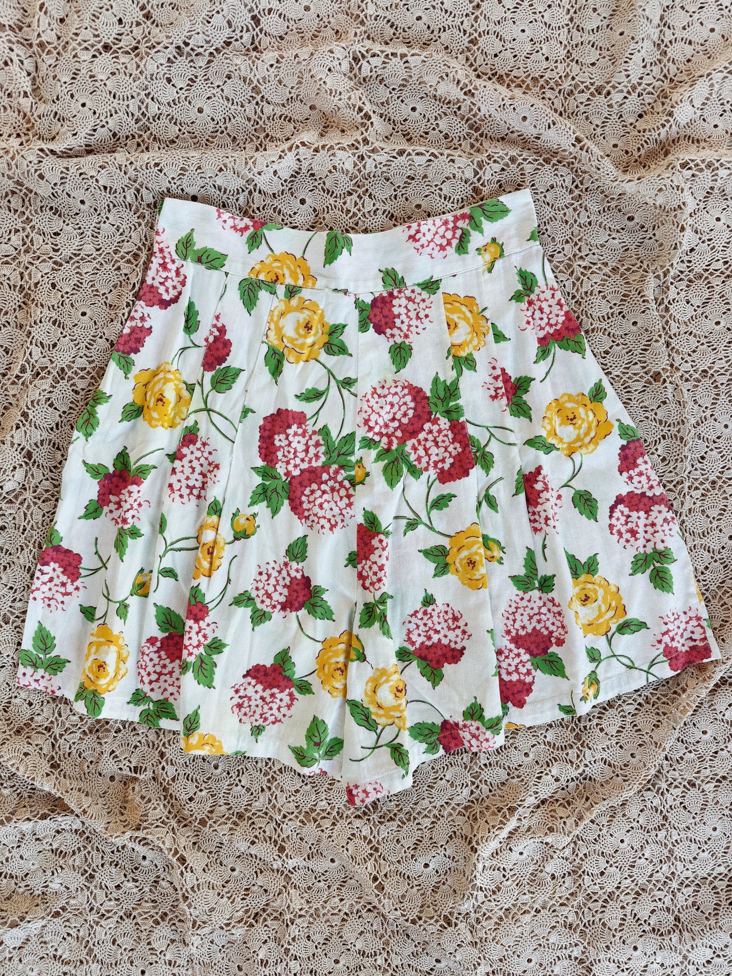 1930s White Hydrangea + Rose Piqué Side Button Shorts- S