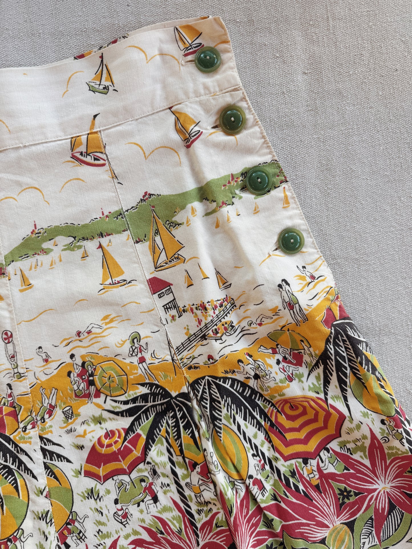 1930s Novelty Beachside Print Green Celluloid Side Button Shorts- M