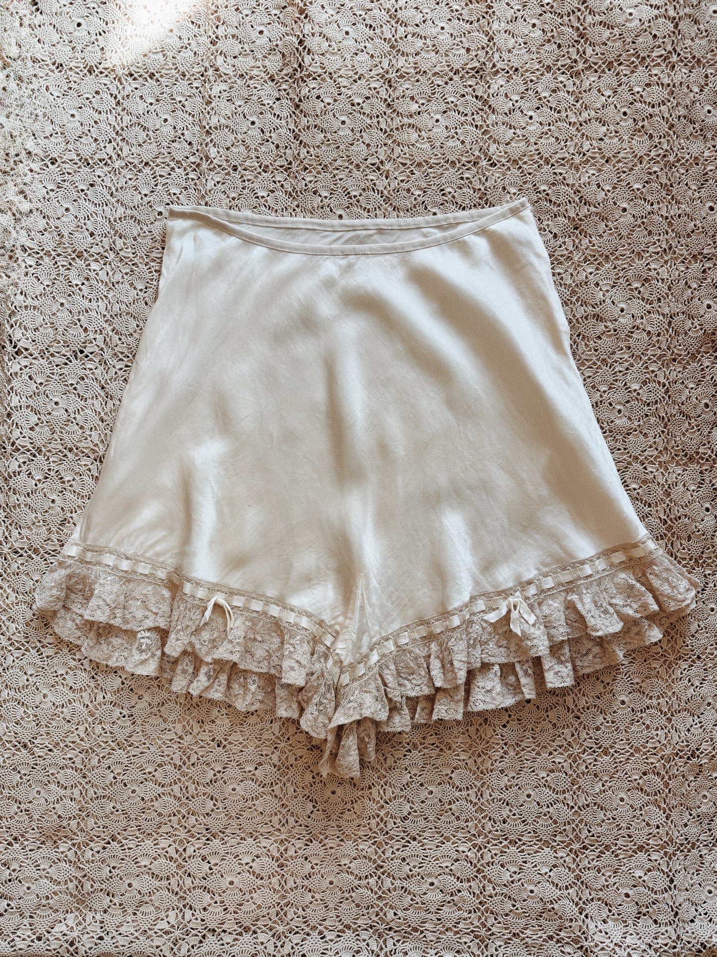 1930s/40s Ivory Silk Tap Shorts w/ Ruffle Lace Trim + Bows- M