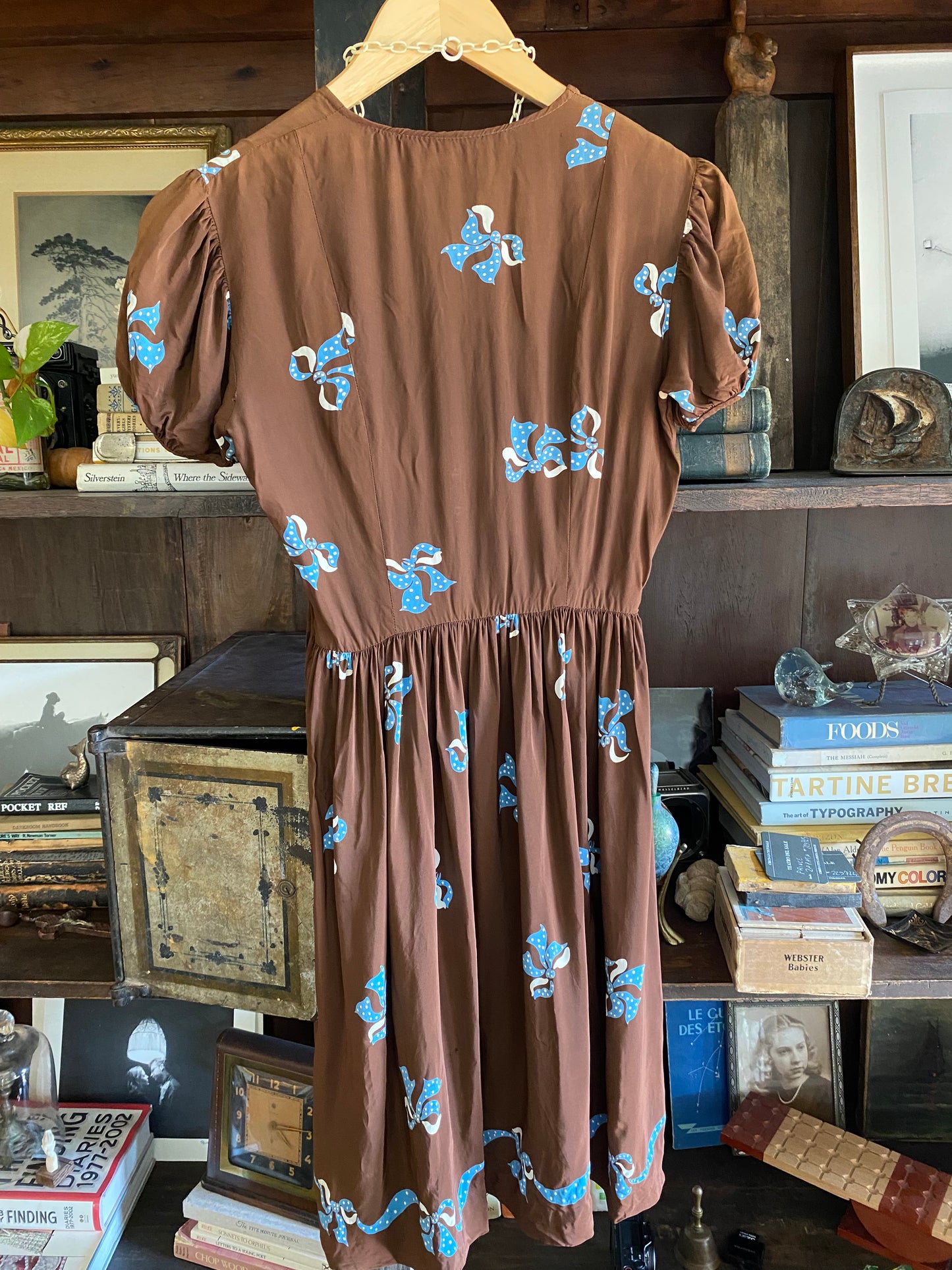 1930s/40s Brown Cold Rayon Puffed Sleeve Babydoll Dress w/ Blue Bows- XS/S