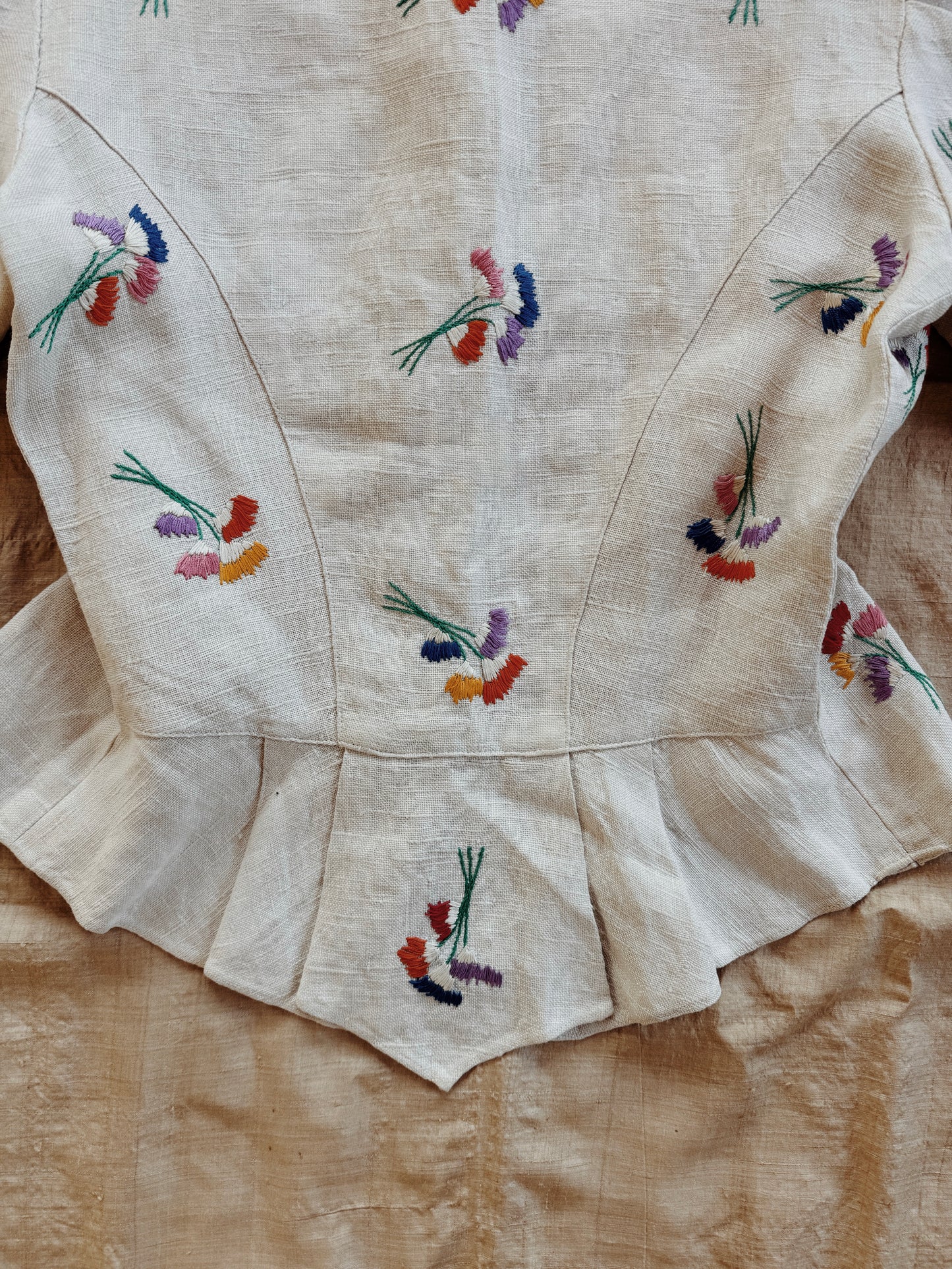 1930s/40s Grey Linen Floral Embroidered Blouse w/ Crocheted Buttons- M