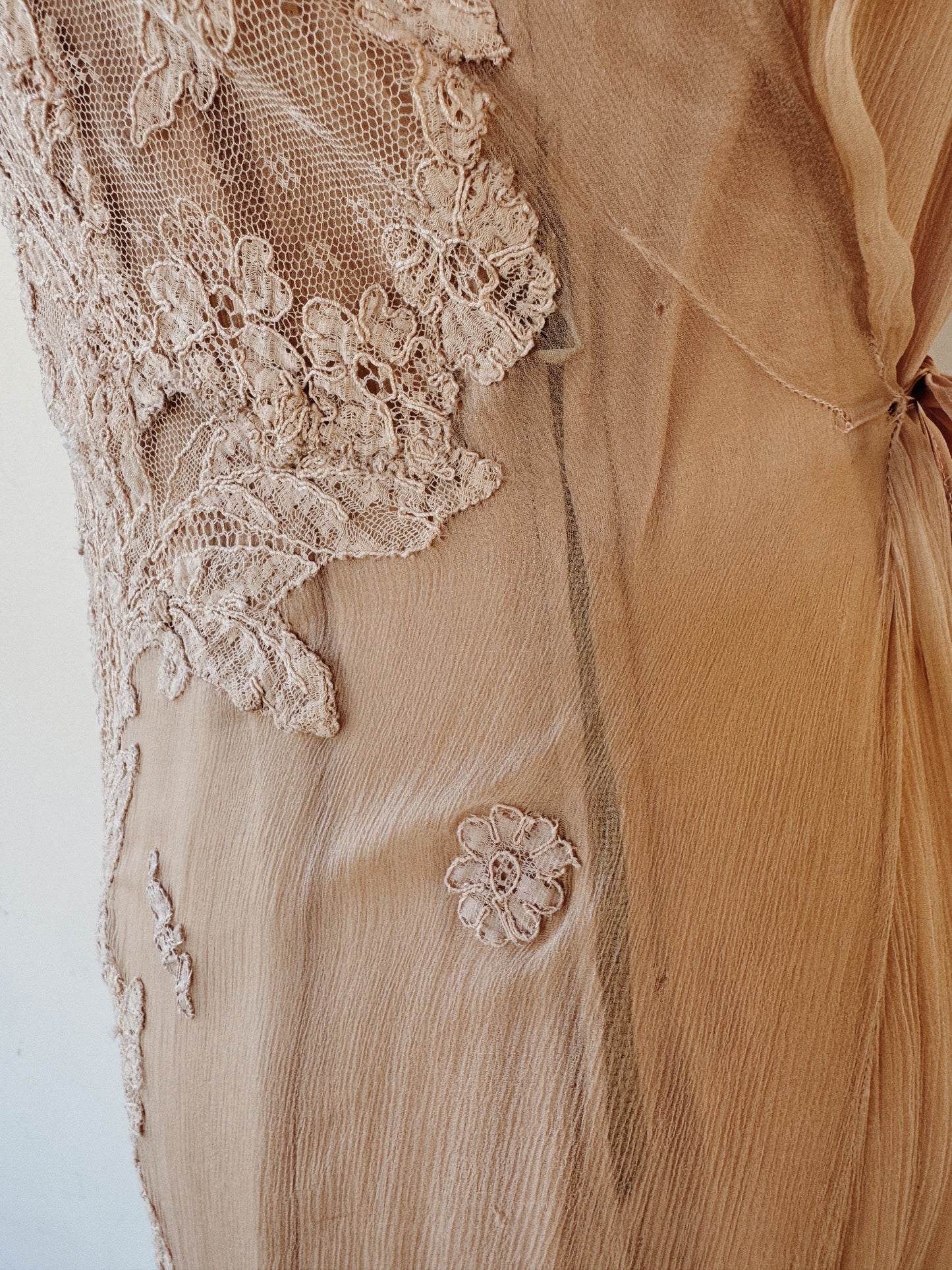 1930s Champagne Crinkle Silk Chiffon Dress w/ Lace Appliqué- S/M