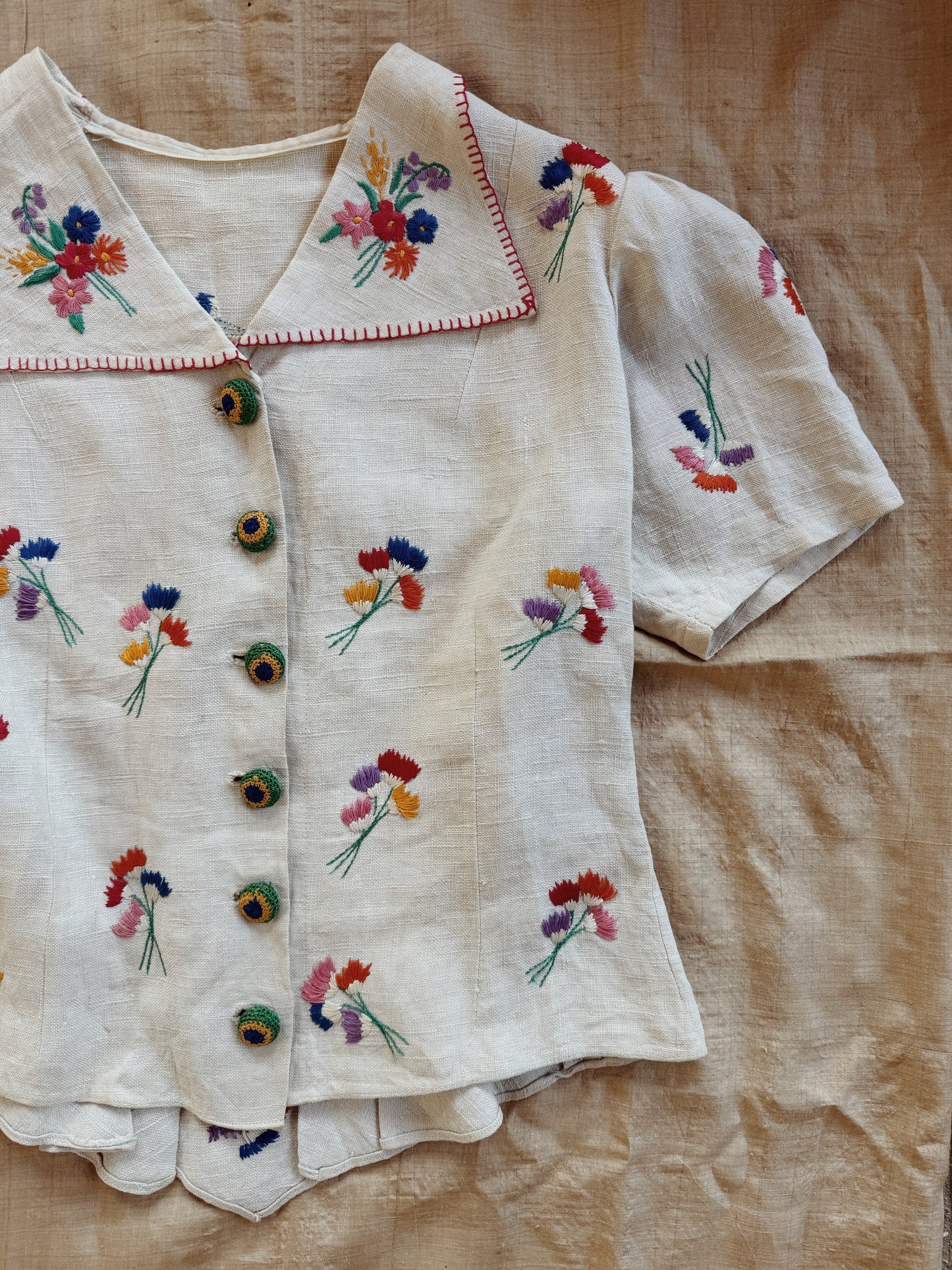 1930s/40s Grey Linen Floral Embroidered Blouse w/ Crocheted Buttons- M
