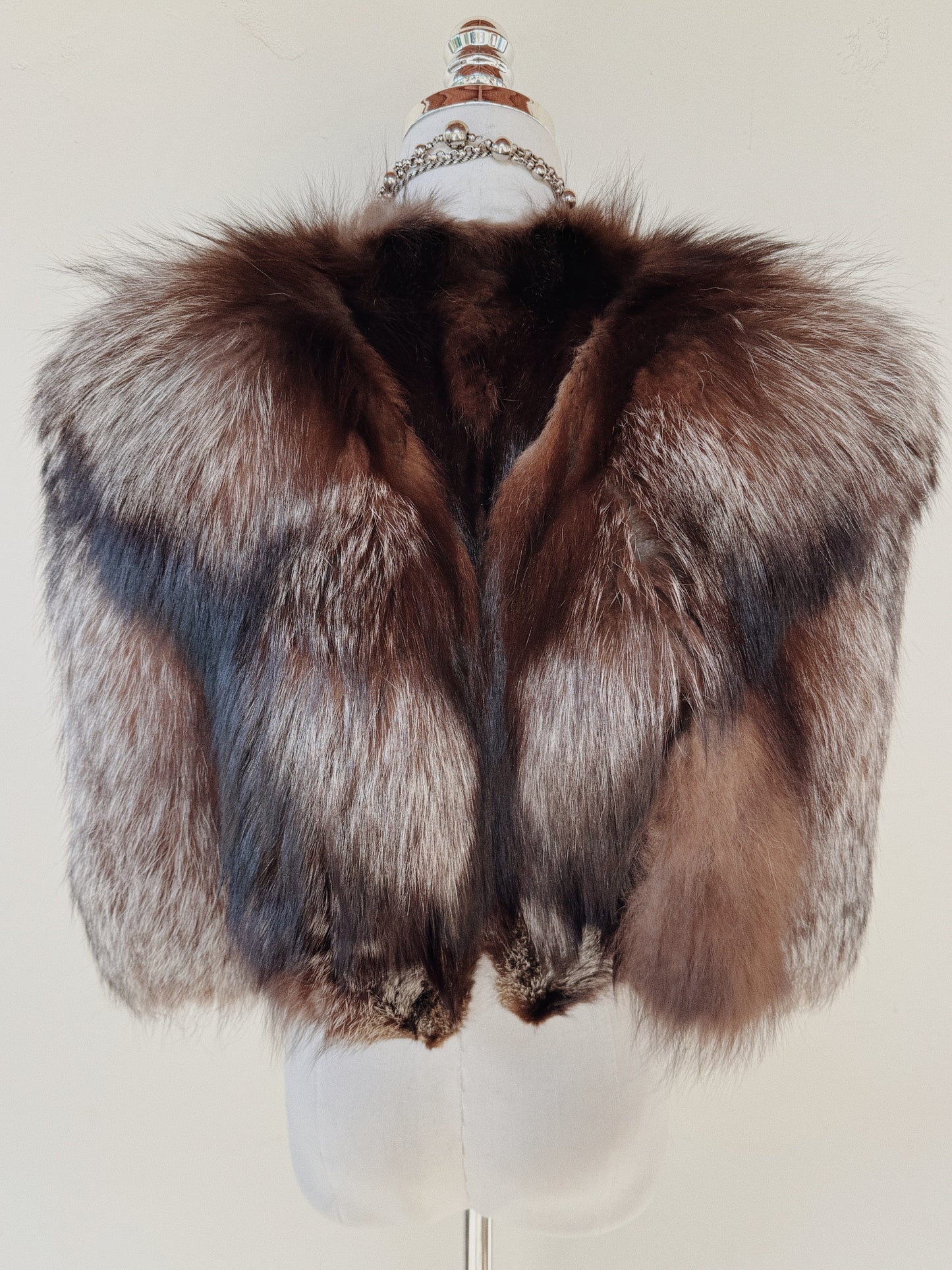 1940s Silver Fox Fur Caplet w/ Angular Shoulders- S-M