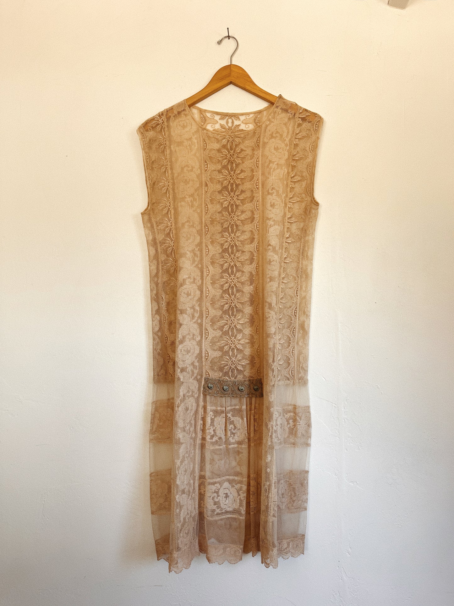 1920s Ecru Filet Lace Shift Dress w/ Aquamarine Appliqué- M