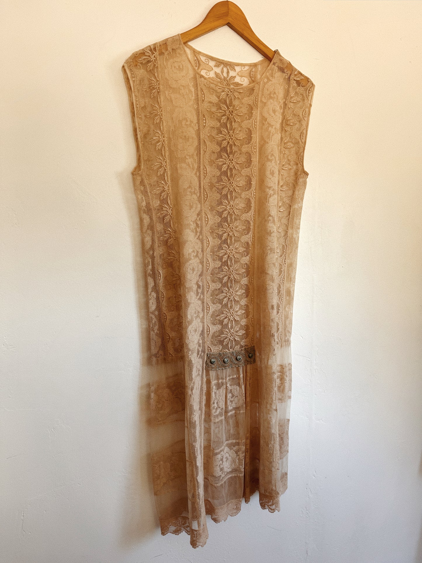 1920s Ecru Filet Lace Shift Dress w/ Aquamarine Appliqué- M