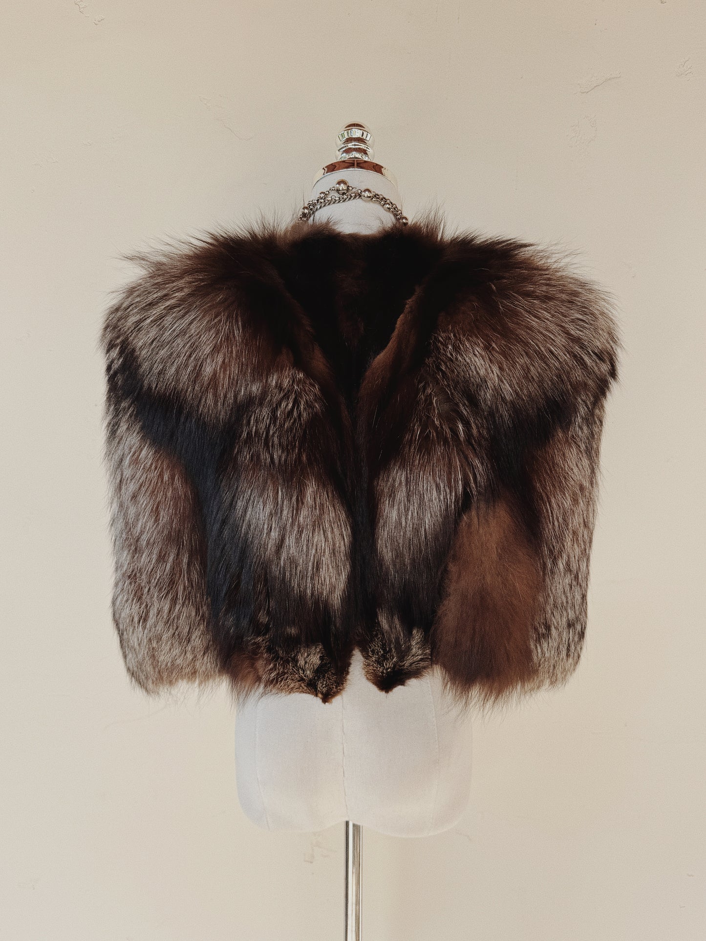 1940s Silver Fox Fur Caplet w/ Angular Shoulders- S-M