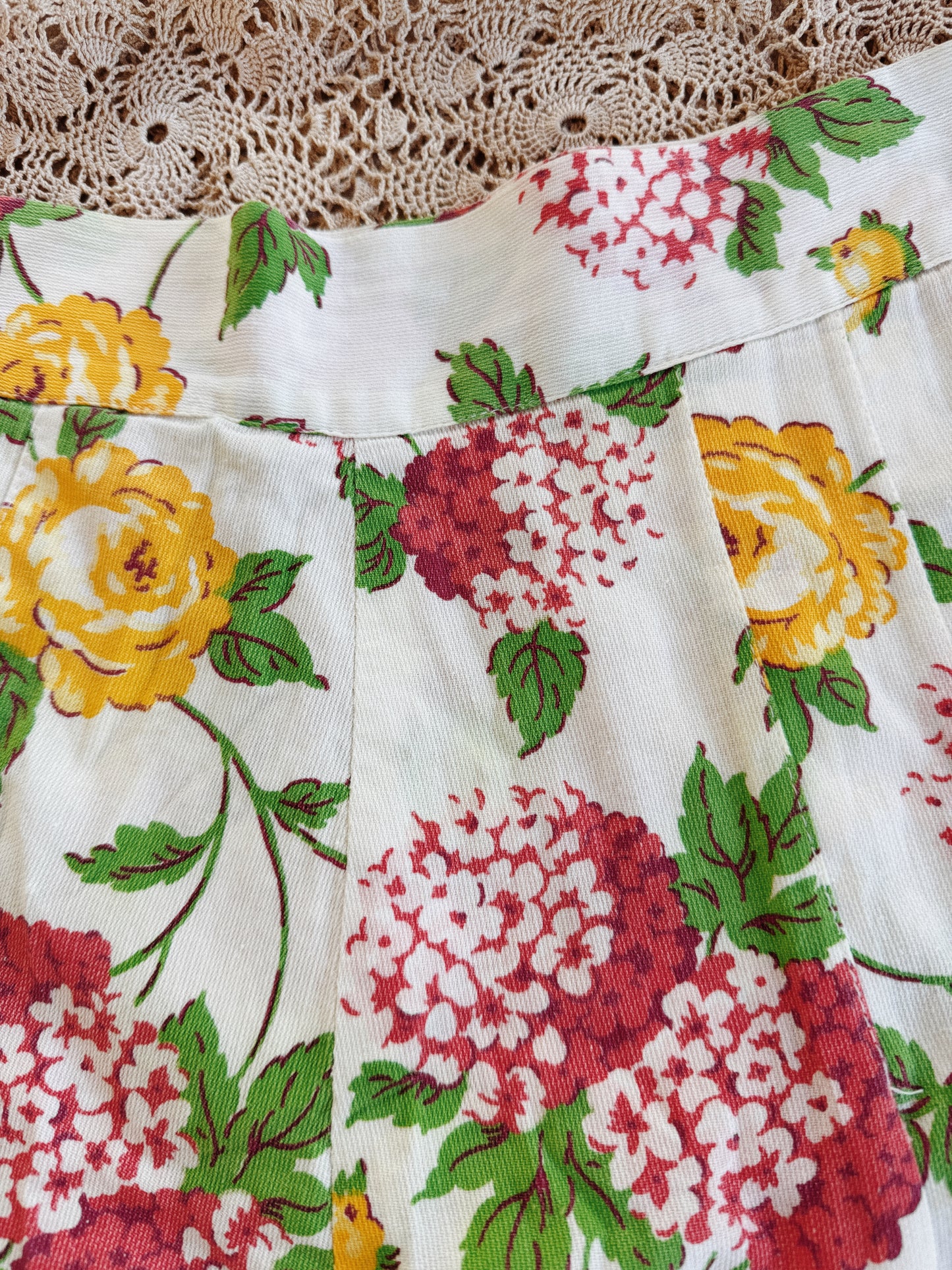 1930s White Hydrangea + Rose Piqué Side Button Shorts- S