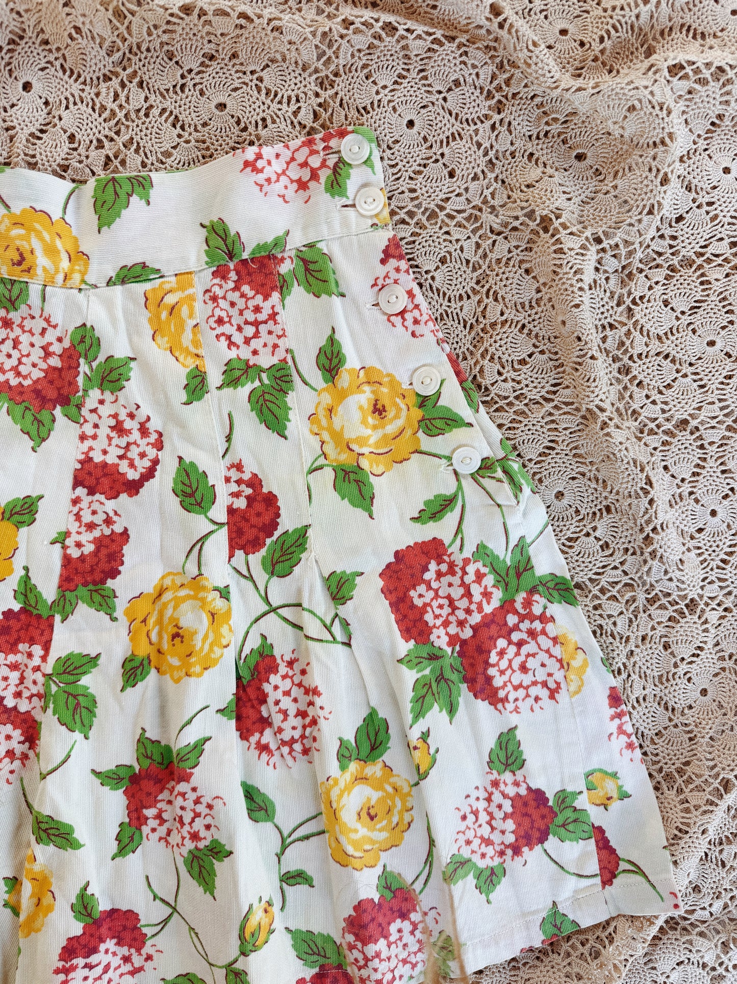 1930s White Hydrangea + Rose Piqué Side Button Shorts- S