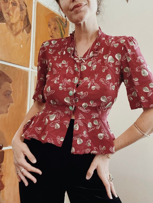 1940s Novelty Print Twirling Top Rayon Blouse- S/M